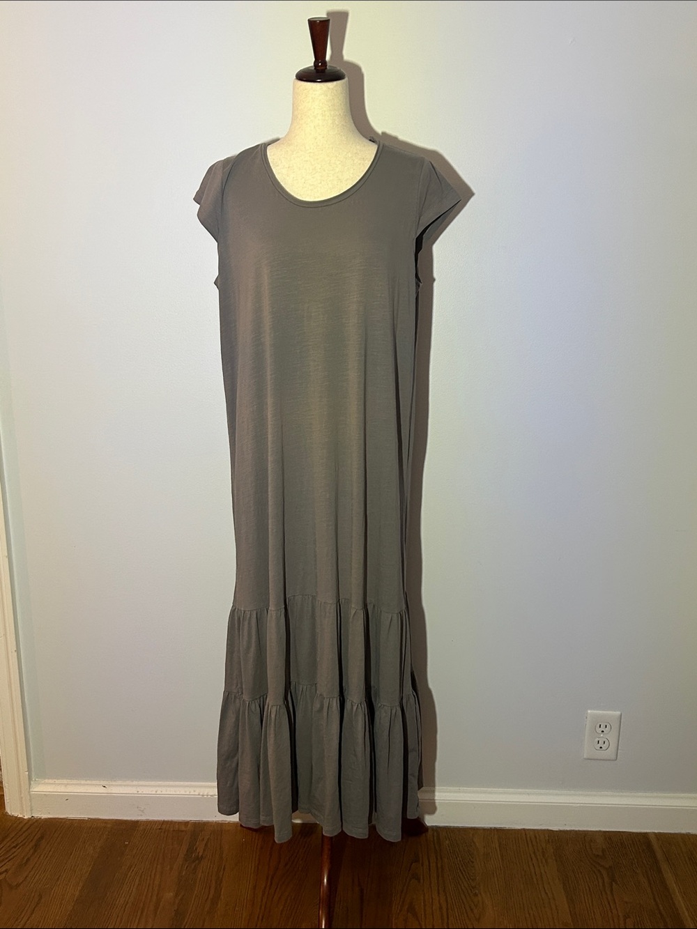 Tiered Cap-Sleeve Midi Dress in Gray Lagenlook